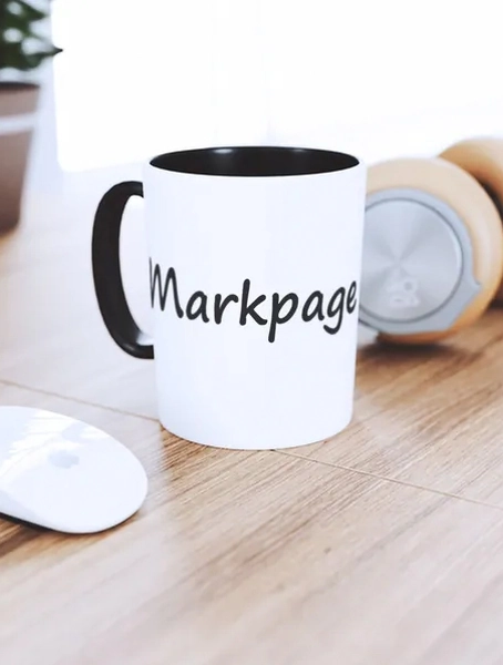 Mug Markpage sur bureau avec souris apple et écouteurs